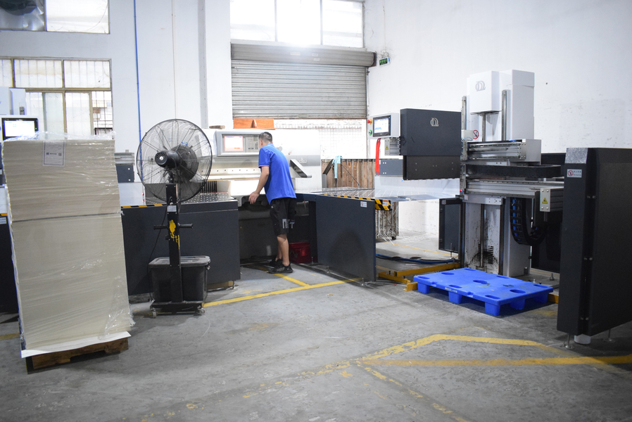 GUANGZHOU YM PACKAGE PRODUCTS CO.,LTD. manufacturer production line